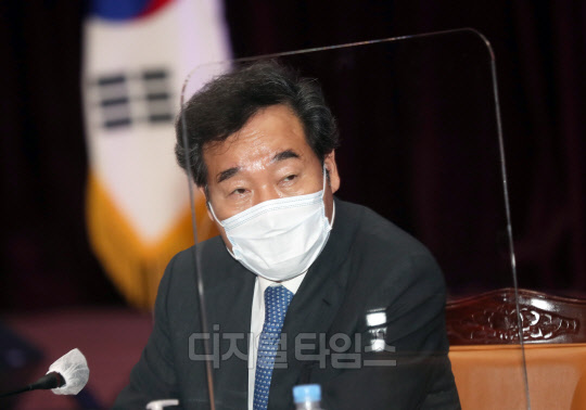 이낙연 민주당 코로나19 국난극복위원회 위원장이 22일 전북도청에서 열린 호남권 간담회에서 발언하고 있다.   연합뉴스